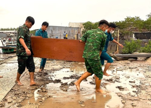 Triều cường dâng cao bất thường, nhiều hộ dân ven biển Cà Mau phải di dời