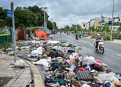 Biển cấm đổ rác như 'tàng hình', rác chất đống lòng đường, vỉa hè, dạ cầu