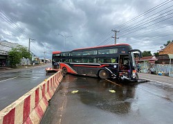 Bình Phước: Xe giường nằm tông dải phân cách, xoay ngược đầu, hành khách hoảng loạn