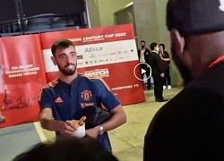 Bruno Fernandes tặng gà rán cho cổ động viên Thái Lan