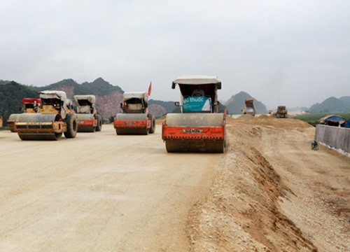 Giá vật liệu tăng đột biến, 20 nhà thầu làm đường cao tốc Bắc - Nam đồng loạt 'kêu cứu'