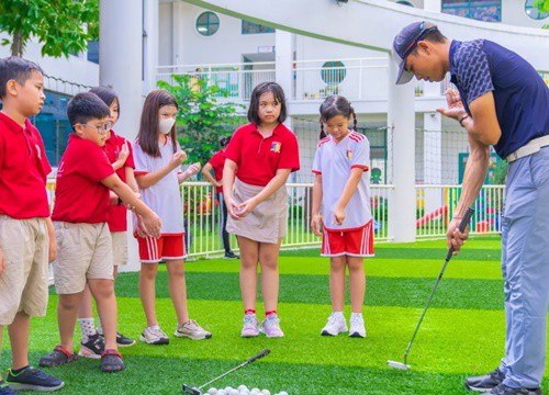 Học sinh trường quốc tế học làm golf thủ, khám phá kỷ Jura