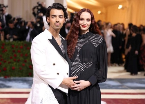 Joe Jonas và Sophie Turner đón con thứ hai chào đời