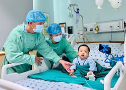 Mẹ hiến gan cứu con 2 tuổi nhưng không đủ tiền viện phí