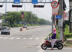 Nhiều biển báo giao thông tại TP.HCM 'núp lùm' gây khó tài xế