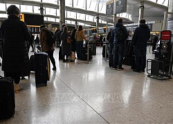 Quá tải hành khách, sân bay Heathrow của Anh yêu cầu ngừng bán vé đến hết hè