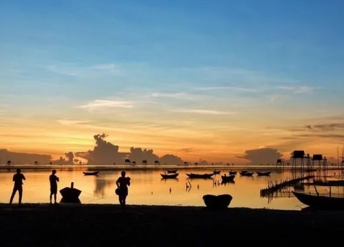 Bãi biển hoang sơ ở Thái Bình với những chòi canh ngao ẩn hiện đầy thơ mộng