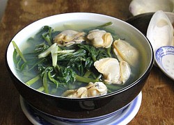 Canh nghêu nấu với rau muống