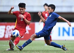 Messi Thái an ủi đàn em sau trận thua U19 Việt Nam