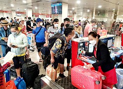 Né đông đúc ở sân bay, khách chi thêm tiền check-in nhanh