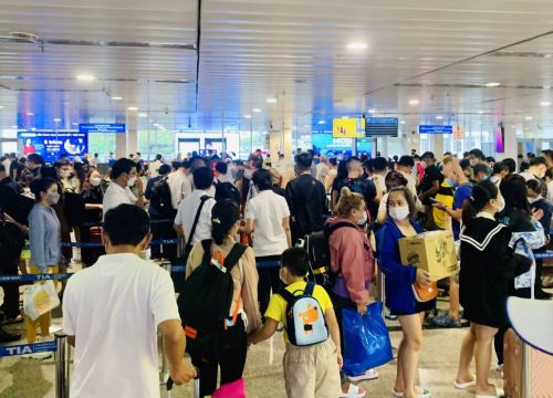 TP Hồ Chí Minh: Cao điểm mùa du lịch hè, giá vé máy bay tăng cao, sân bay 'quá tải'