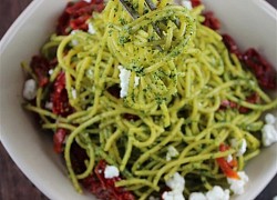 Cách làm mì spaghetti trộn nước sốt cải xoắn thật dễ dàng