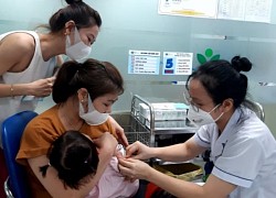 Cúm A gia tăng, người Hà Nội lo sợ đi tiêm vội vaccine