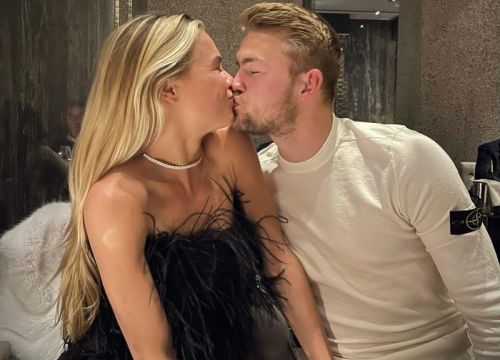 De Ligt tình tứ bên bạn gái bằng tuổi khi ra mắt Bayern