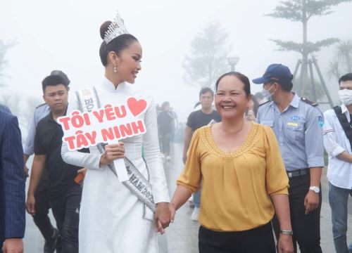 Diện lại áo cũ 6 năm khi xuất hiện cùng con gái, mẹ Ngọc Châu: "Đó là quyết tâm chứ không phải vô tình"