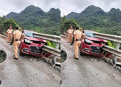 Kinh hãi cảnh hộ lan bên đường xuyên thủng kính lái ôtô, tài xế thoát nạn khó tin
