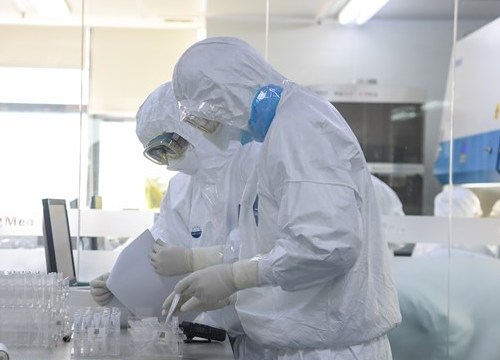 Lương bác sĩ ra trường chưa đến 5 triệu và 8 nguyên nhân khiến gần 9.400 nhân viên y tế thôi việc, bỏ việc