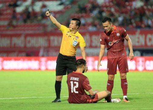 Nhổ nước bọt vào mặt trọng tài, cổ động viên Hải Phòng nhận án phạt thích đáng
