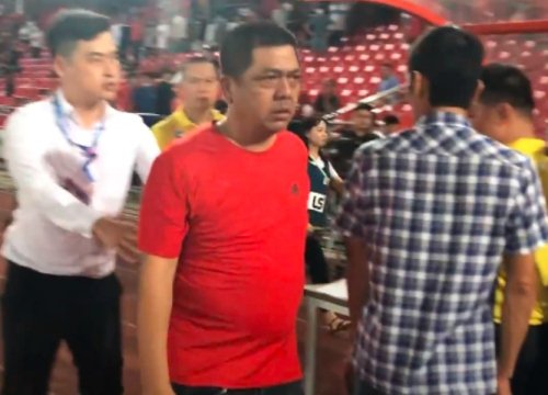 'Phun nước bọt' vào mặt trọng tài, CĐV Hải Phòng bị cấm tới sân 3 năm