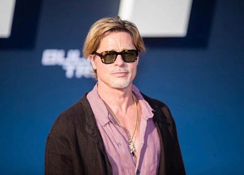 Brad Pitt thách thức giới tính khi diện váy