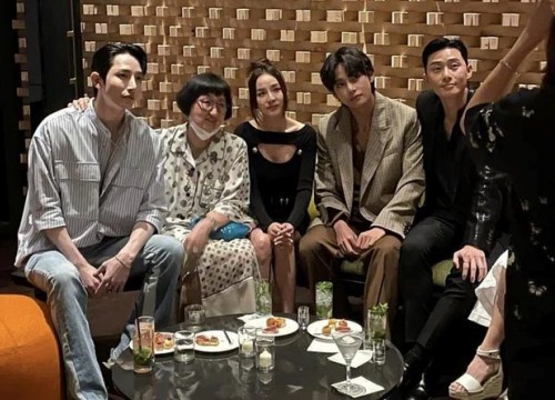 Dara và V (BTS) - Park Seo Joon chung bàn tiệc quyền lực, Lee Min Ho thoáng qua cũng đủ gây sốt ở sự kiện kín toàn sao hạng A