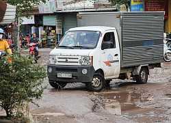 Đường dẫn vào làng đại học xuống cấp trầm trọng với hàng trăm 'hố bom'