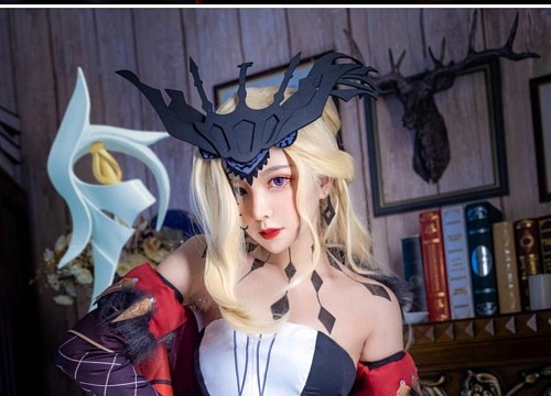 Ngắm màn cosplay Signora trong Genshin Impact