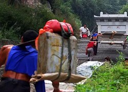 Nghề gánh hàng ở núi Thái Sơn: Mang vật nặng trên vai leo từng bậc thang lên đỉnh, có cáp treo nhưng không thể dùng