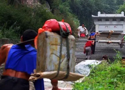 Nghề gánh hàng ở núi Thái Sơn: Mang vật nặng trên vai leo từng bậc thang lên đỉnh, có cáp treo nhưng không thể dùng