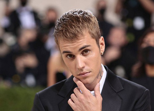 Sau khi mắc bệnh liệt nửa mặt, Justin Bieber đã vội làm điều khiến fan vừa mừng vừa lo