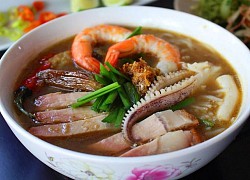 Thưởng thức tô bún mắm miền Tây đầy ắp tôm, mực, heo quay 'thơm lừng cả xóm'