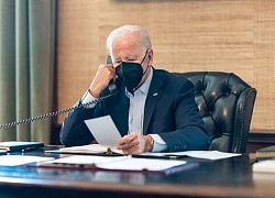 Tổng thống Biden ho, khàn giọng khi họp trực tuyến với cố vấn