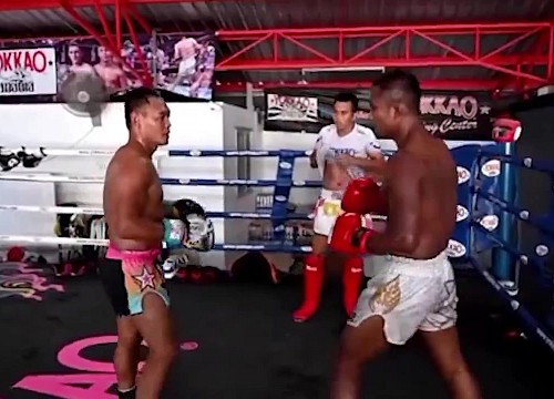 Trận đấu tấu hài giữa 2 võ sĩ Muay Thái Saenchai và Buakaw