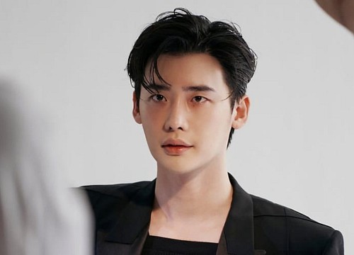 Sự trở lại của Lee Jong Suk: Không thể "bầm dập" hơn!