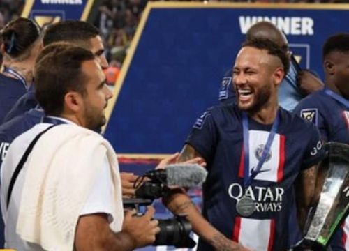 Neymar phát huy chương vô địch cho đồng đội