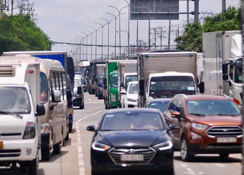 Quốc lộ 1 ùn 7km, trạm thu phí An Sương phải mở thêm làn thu tiền mặt