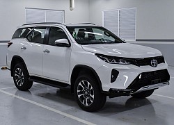 SUV 7 chỗ một cầu tầm 1 tỷ đồng, chọn Isuzu mu-X hay Toyota Fortuner