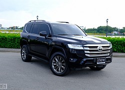 Toyota Land Cruiser 2022 chạy 'lướt' giá cao hơn xe mới tại Việt Nam