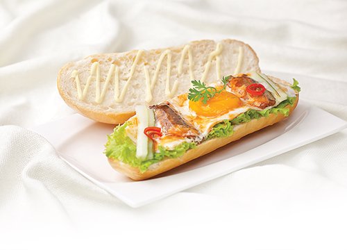 Bánh mì ốp la cá mòi