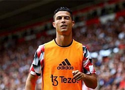 Ronaldo không vui khi bị Man United cắt giảm 25% thu nhập