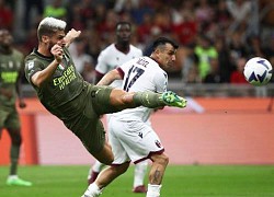 Siêu phẩm của Giroud đưa AC Milan lên đỉnh bảng Seria A