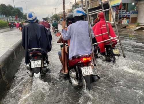 TP Hồ Chí Minh: Quốc lộ 22 chìm trong biển nước sau cơn mưa lớn