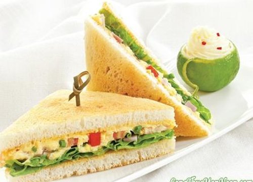 Bánh mì trứng đánh thịt nguội