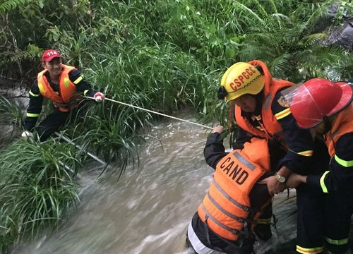 Cảnh sát giải cứu 23 người 'mắc kẹt' tại suối do mưa to, nước chảy xiết