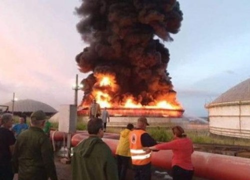 Cháy kho dầu lớn của Cuba do sét đánh