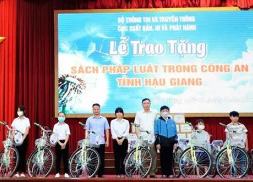 'Tủ sách Nhân ái' trao 90 tủ sách với hơn 5.500 cuốn cho Hậu Giang