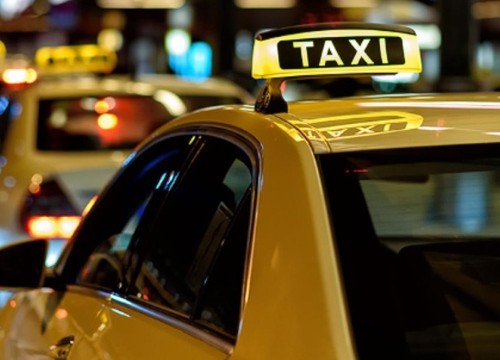 Vì sao giá xăng dầu liên tiếp giảm sâu, cước taxi vẫn 'bình chân như vại'?