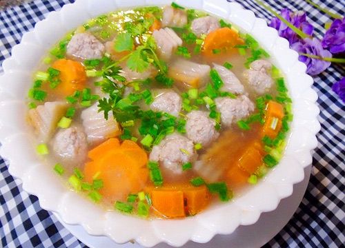 Canh khoai môn nấu thịt viên nóng hổi