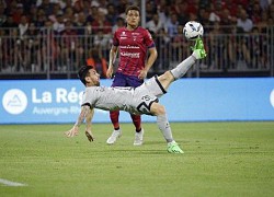 CĐV đối thủ đứng dậy vỗ tay khi Messi lập siêu phẩm