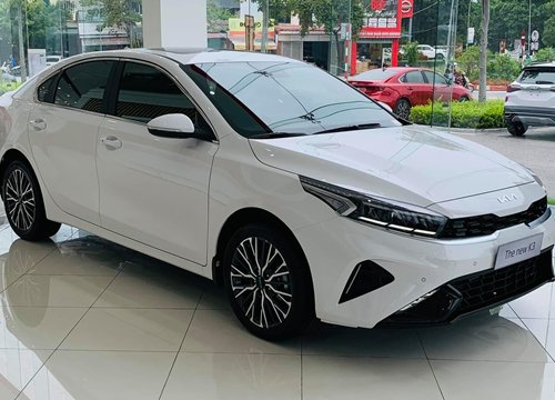 Đại lý giảm giá bán Kia K3, sẵn sàng đấu Hyundai Elantra mới